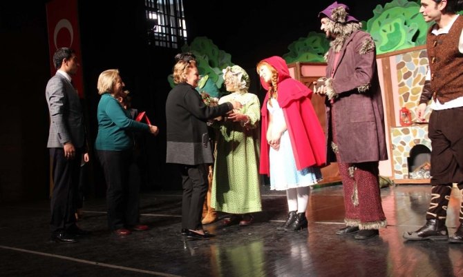 Kars Belediyesi çocukları tiyatroyla buluşturdu