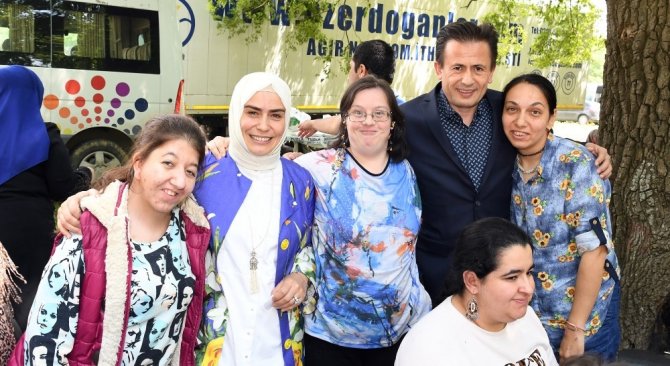 Başkan Yazıcı ve eşi, engellilerle bir kez daha tek yürek oldu