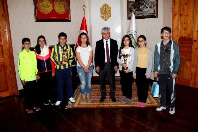 Vali Rahmi Doğan, satranç şampiyonlarını makamında kabul etti