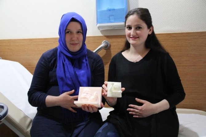 Türkiye’de ilk kez görme engelli kadın doğmamış bebeğine dokundu