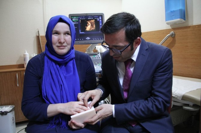 Türkiye’de ilk kez görme engelli kadın doğmamış bebeğine dokundu