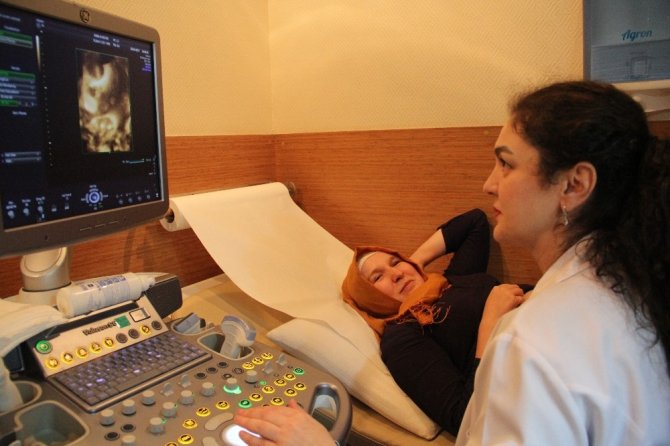 Türkiye’de ilk kez görme engelli kadın doğmamış bebeğine dokundu