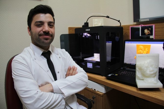 Türkiye’de ilk kez görme engelli kadın doğmamış bebeğine dokundu