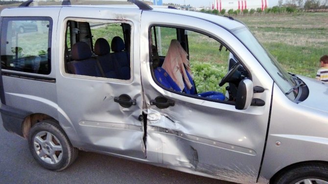 Aksaray’da hafif ticari araçla motosiklet çarpıştı: 4 yaralı