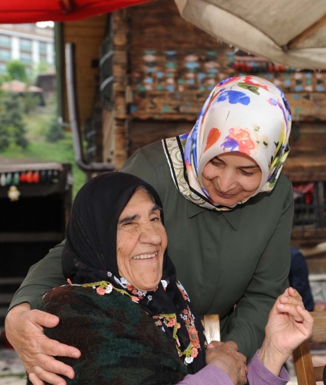 Saadet Tiryaki’nden anlamlı Anneler Günü programı