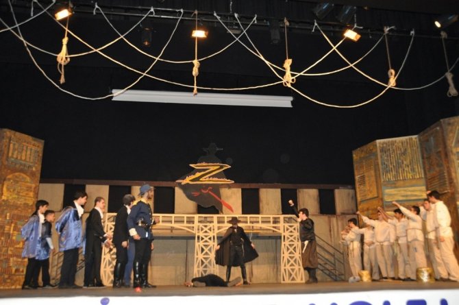 Lise öğrencileri Zorro Müzikalini İngilizce sahneledi