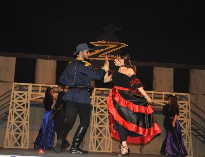 Lise öğrencileri Zorro Müzikalini İngilizce sahneledi