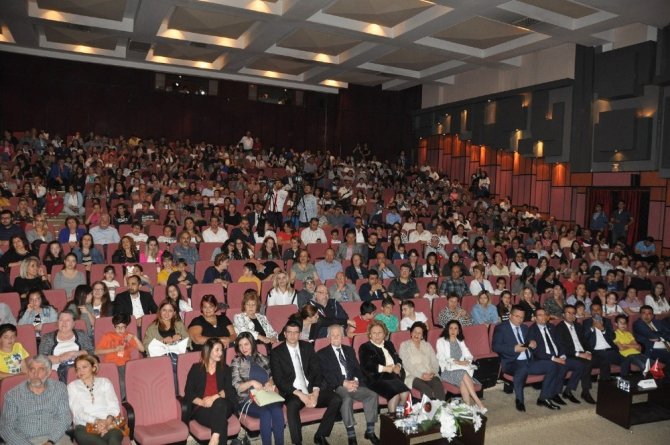 Lise öğrencileri Zorro Müzikalini İngilizce sahneledi