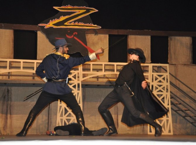 Lise öğrencileri Zorro Müzikalini İngilizce sahneledi