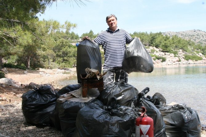 Ünlü sanatçı Tarık Tarcan adada çevre temizliği yaptı
