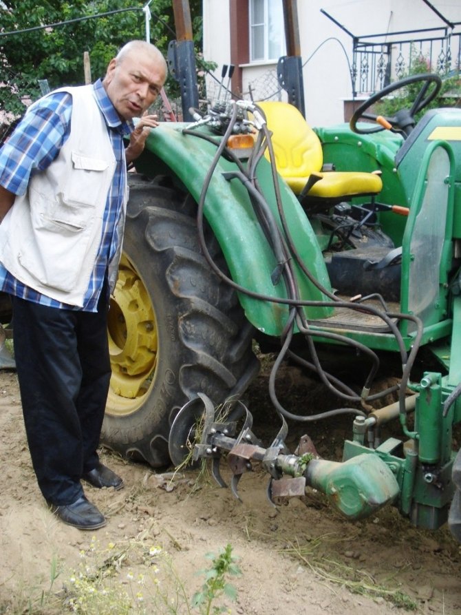 Kendi imkanlarıyla traktörüne çapa makinesi yaptı