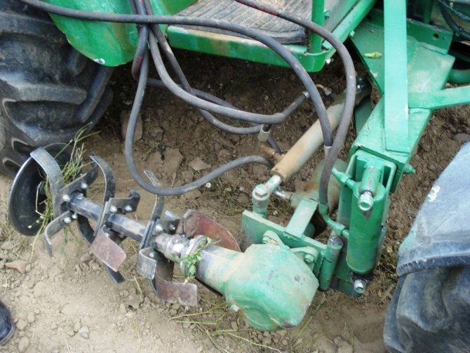 Kendi imkanlarıyla traktörüne çapa makinesi yaptı