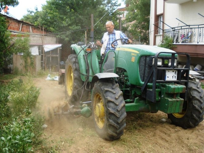 Kendi imkanlarıyla traktörüne çapa makinesi yaptı