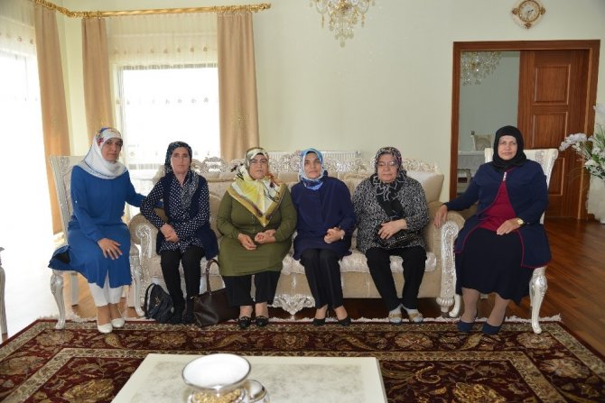 Vali Necati Şentürk’ün eşi Sevim Şentürk, şehit ailelerini ağırladı
