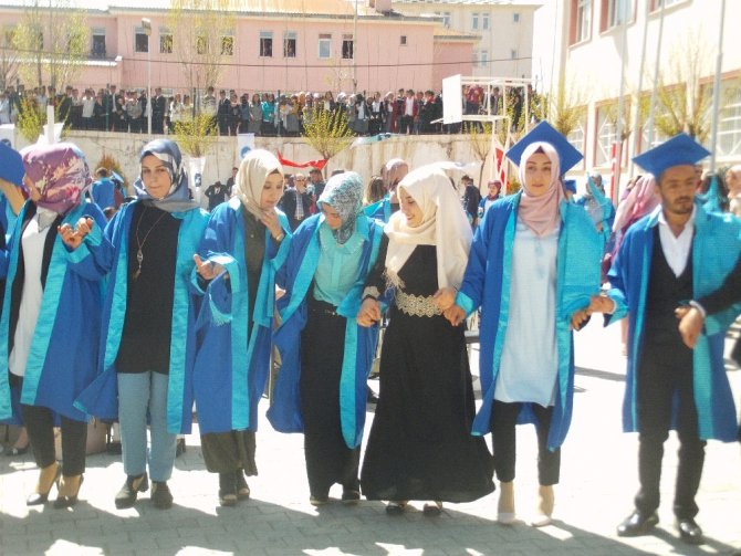 Özalp MYO’da mezuniyet töreni