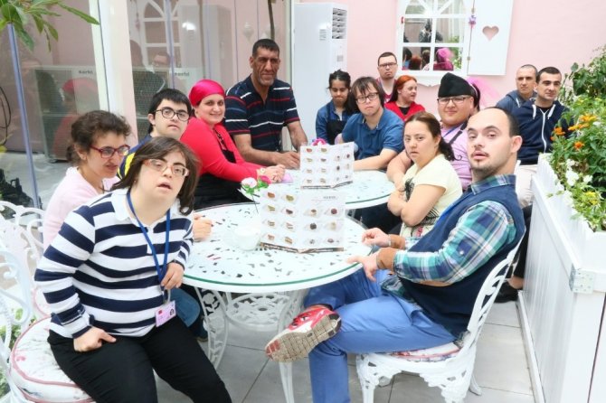 İçerde’nin “Minik”inden Zahir Kafe’ye ziyaret