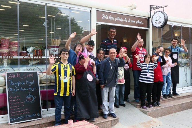 İçerde’nin “Minik”inden Zahir Kafe’ye ziyaret