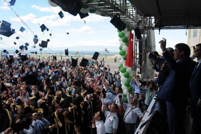 Iğdır Üniversitesinde mezuniyet coşkusu