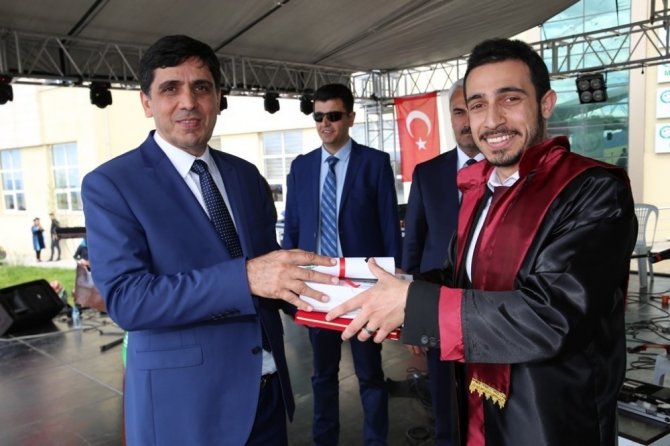 Iğdır Üniversitesinde mezuniyet coşkusu