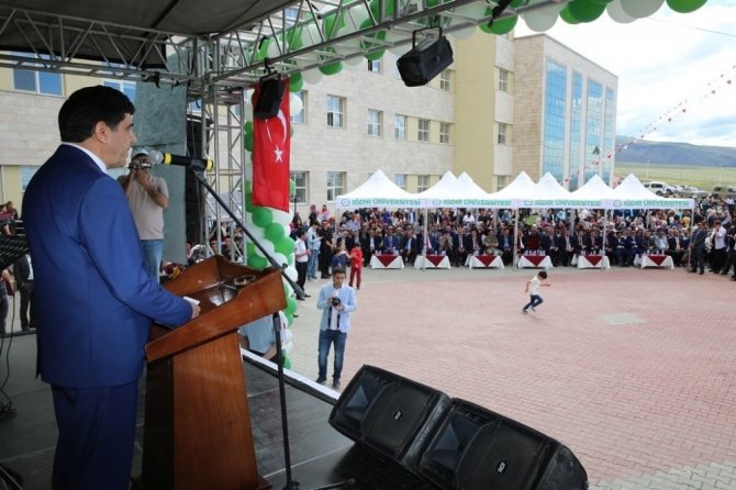 Iğdır Üniversitesinde mezuniyet coşkusu