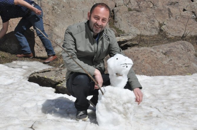 Mayıs ayında kardan adam yaptılar