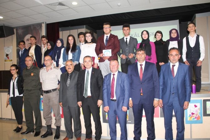 Tosya Cumhuriyet Anadolu Lisesinden Eşkali Aşk isimli şiir dinletisi