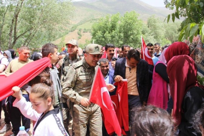 Hakkari’de asker ve vatandaş 19 Mayıs için yürüdü