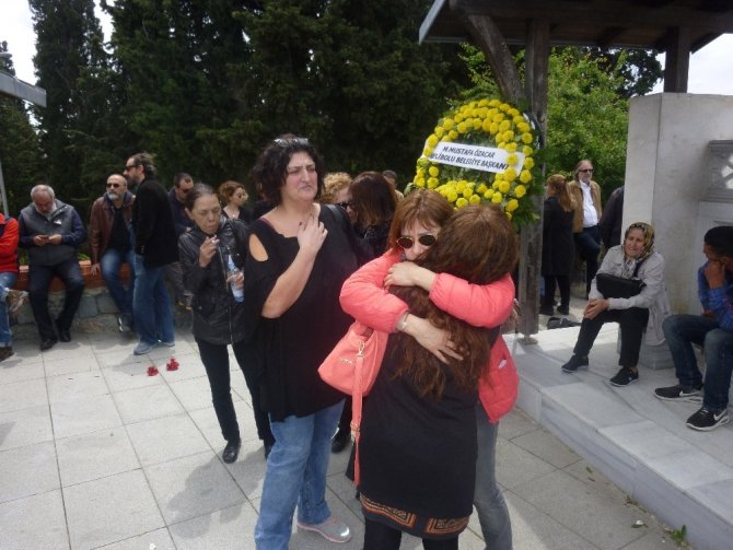 Seslendirme sanatçısı Payidar Tüfekçioğlu son yolculuğuna uğurlandı