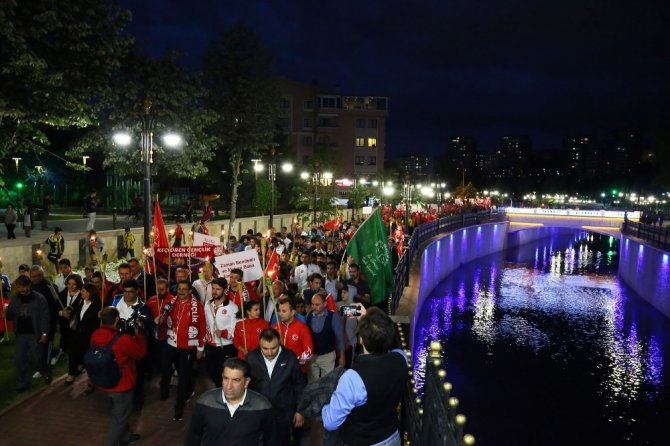 Keçiörenli gençler dünya şampiyonları ile yürüdü