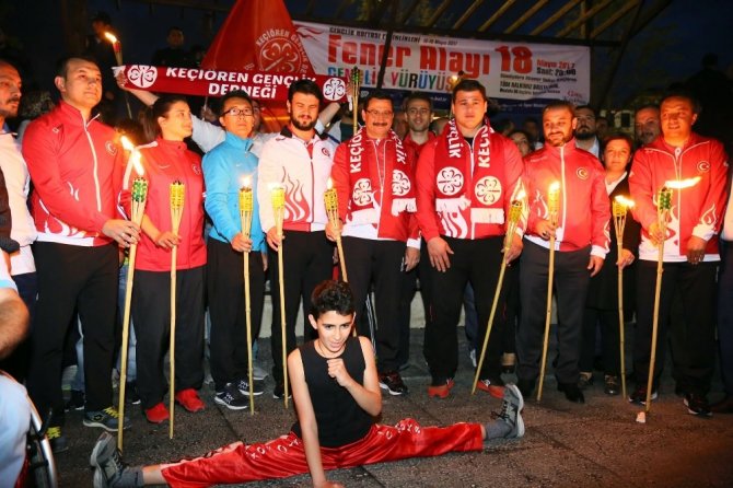 Keçiörenli gençler dünya şampiyonları ile yürüdü