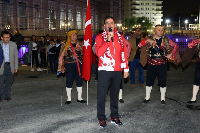 Keçiörenli gençler dünya şampiyonları ile yürüdü