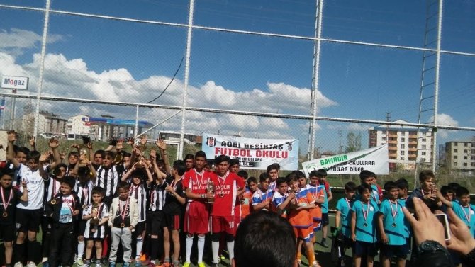 Ağrı’da turnuvanın şampiyonu Beşiktaş futbol okulu