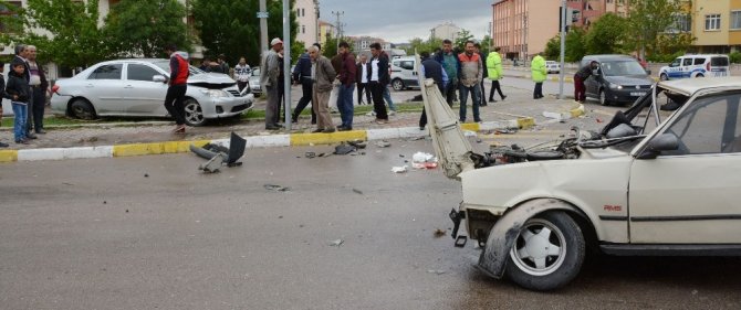 Aksaray’da otomobiller çarpıştı: 2 ağır yaralı