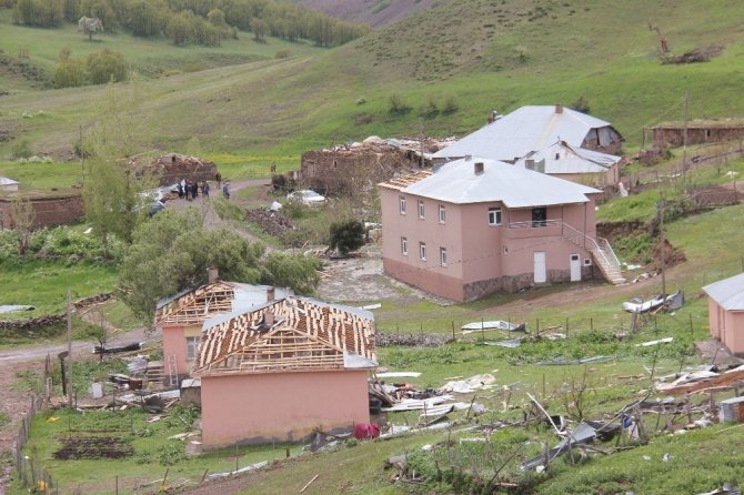 Bingöl’de fırtına 2 kişi yaralandı, 28 ev ve ahır zarar gördü