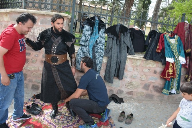 Ertuğrulgazi Türbesinden Alp kıyafeti giymek için birbirleriyle yarışıyorlar