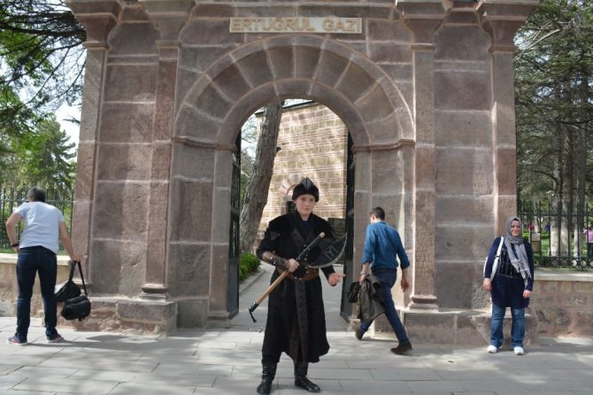 Ertuğrulgazi Türbesinden Alp kıyafeti giymek için birbirleriyle yarışıyorlar