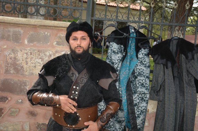 Ertuğrulgazi Türbesinden Alp kıyafeti giymek için birbirleriyle yarışıyorlar