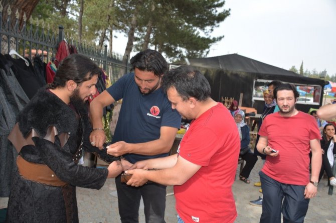 Ertuğrulgazi Türbesinden Alp kıyafeti giymek için birbirleriyle yarışıyorlar