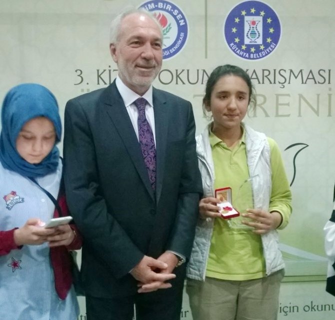 Kitap okuma yarışmasında Hisarcık Kutluhallar köyü ortaokulu öğrencisi il birincisi
