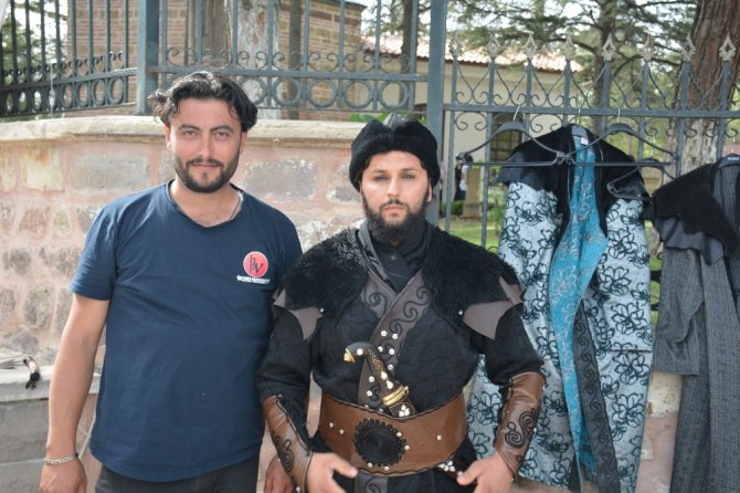 Ertuğrulgazi Türbesinden Alp kıyafeti giymek için birbirleriyle yarışıyorlar