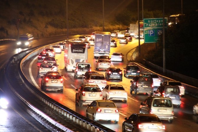 İstanbul’a geri dönüş trafiği TEM’de devam ediyor