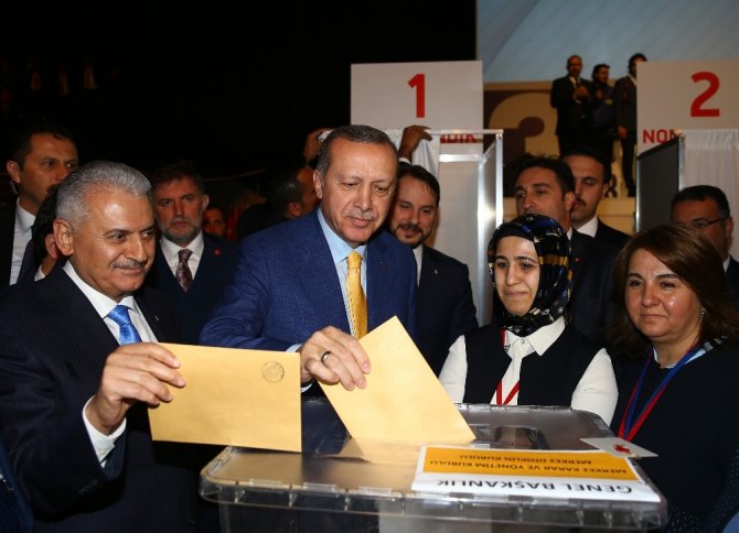 Cumhurbaşkanı Erdoğan yeniden kurucusu olduğu partinin başında