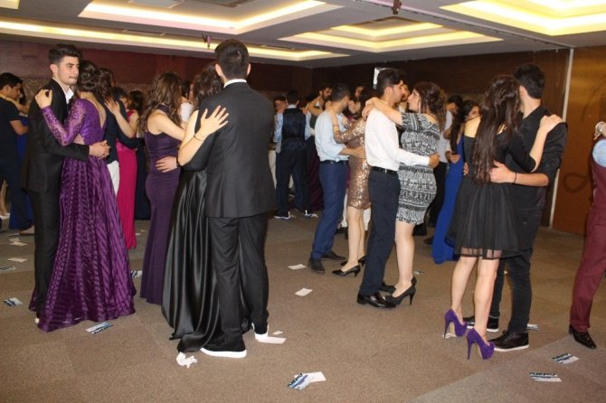 Mezuniyet sevincini Liv Suit’te yaşadılar