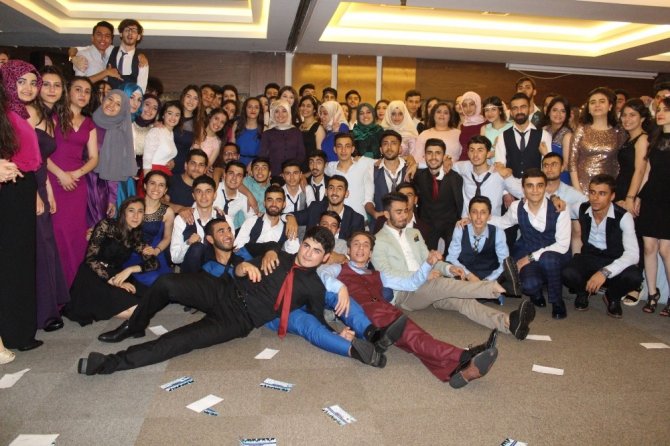Mezuniyet sevincini Liv Suit’te yaşadılar