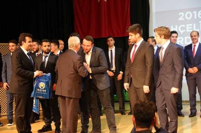 İhlas Vakfı mezunlarını uğurladı