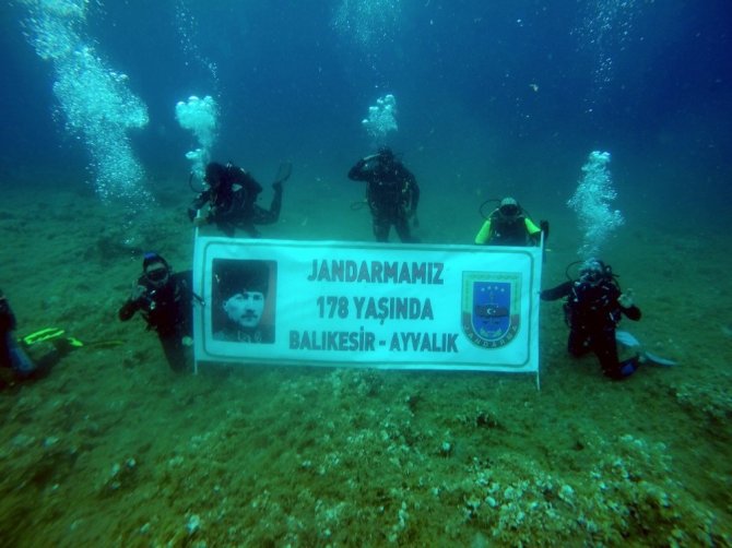 Jandarma 178. kuruluş yıl dönümünü su altında pankart açarak kutladı
