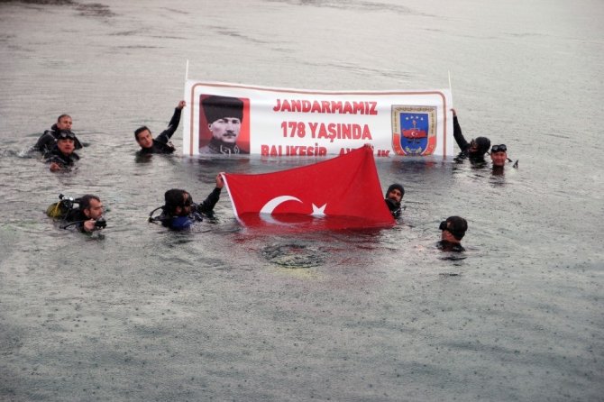 Jandarma 178. kuruluş yıl dönümünü su altında pankart açarak kutladı