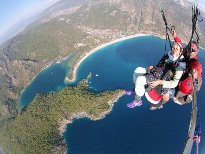 87 yaşında paraşütle atlayan Halime nine fenomen oldu
