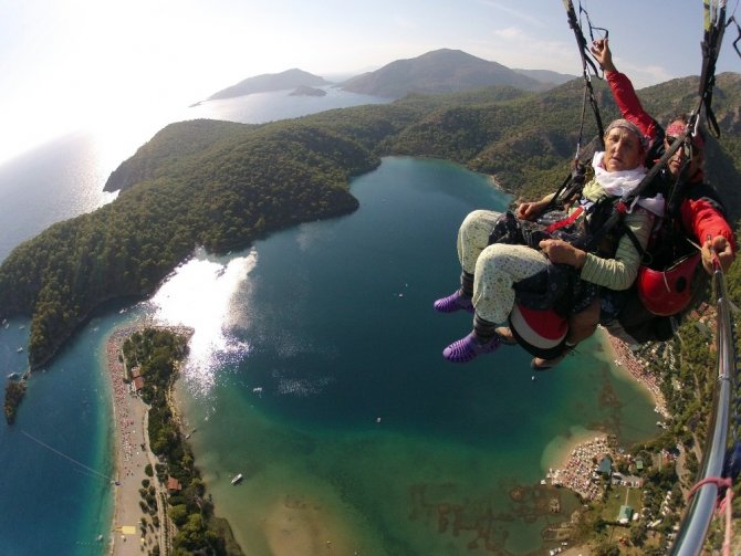 87 yaşında paraşütle atlayan Halime nine fenomen oldu