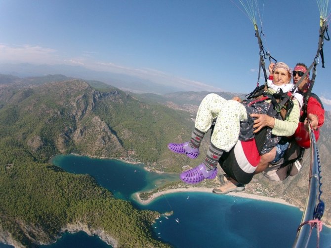 87 yaşında paraşütle atlayan Halime nine fenomen oldu
